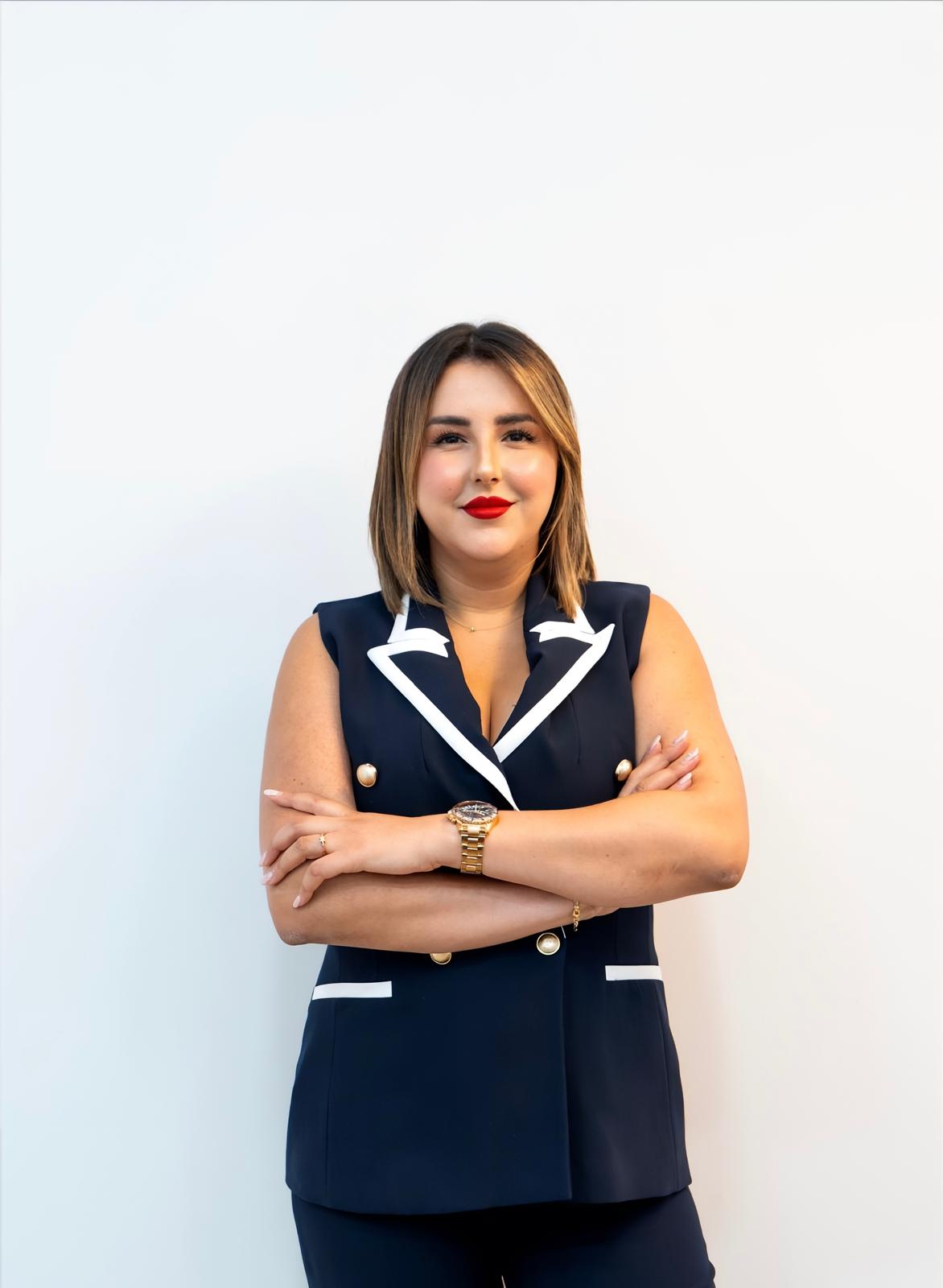 Nawel, profesional especialista en tratamientos estéticos en el Centro Médico Estético Lezkairu.