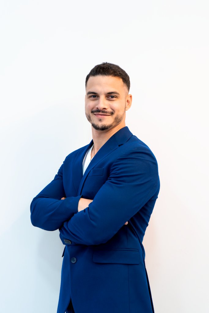 El Dr. Alberto González Saura, médico especialista en tratamientos de injerto capilar y salud capilar en Pamplona.